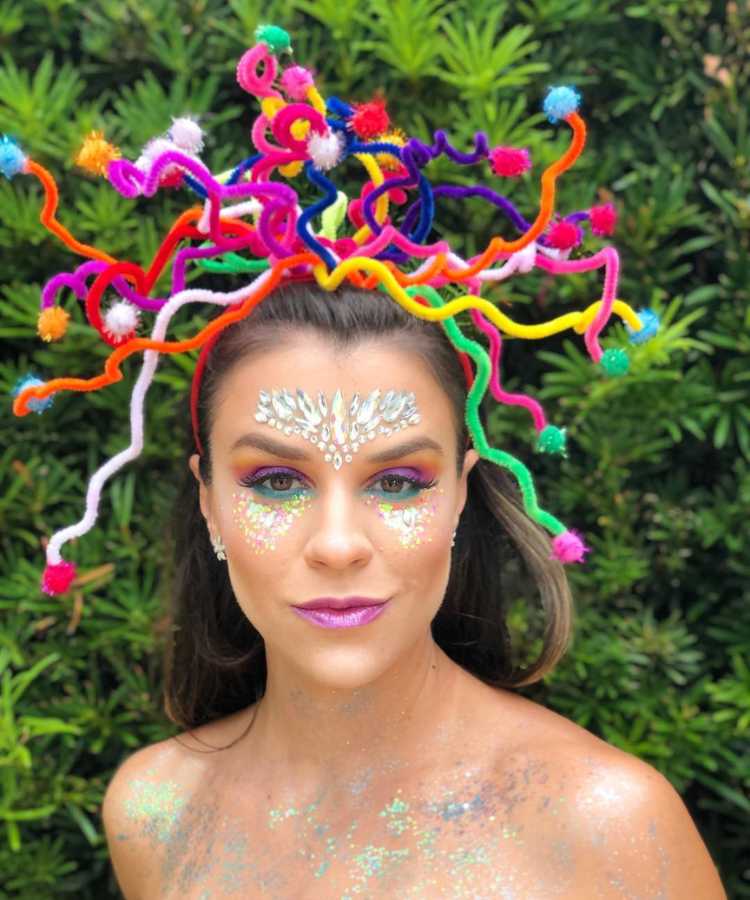 Mulher com tiara de Medusa colorida para o Carnaval.