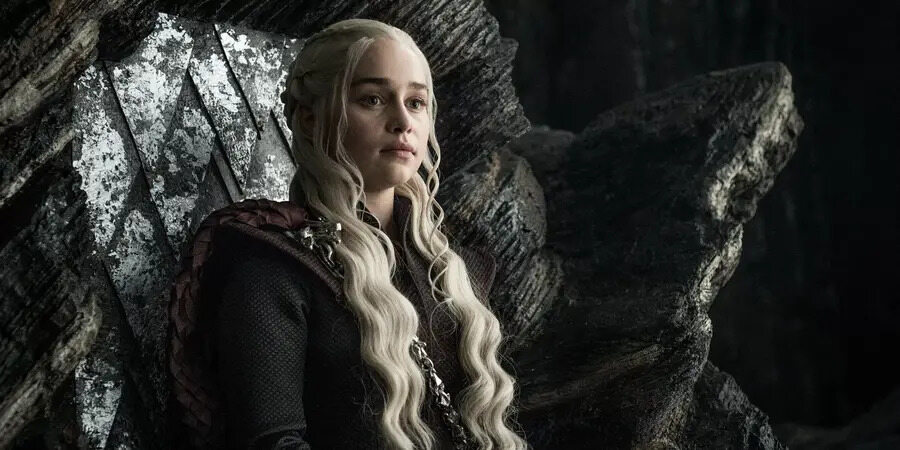 daenerys targaryen, de Game of Thrones sentada no trono
