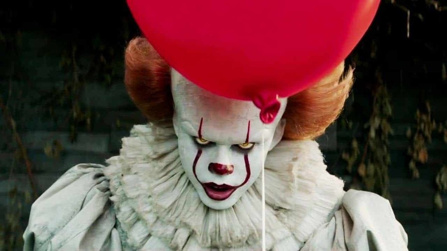 representando leão no vilão de cada signo, Pennywise, do filme It - A Coisa, segurando um balão vermelho