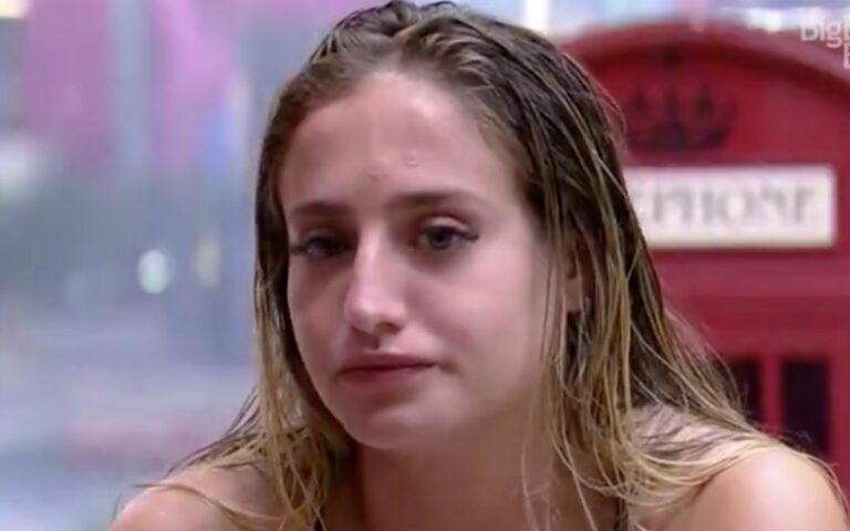 Bruna Griphao usando adesivo secativo no BBB 23