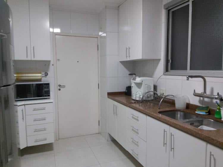 Apartamento decorado antes e depois com cozinha antiga simples e branca.