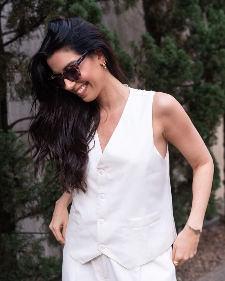 Camila Coutinho usando conjunto branco de calça e colete de alfaiataria
