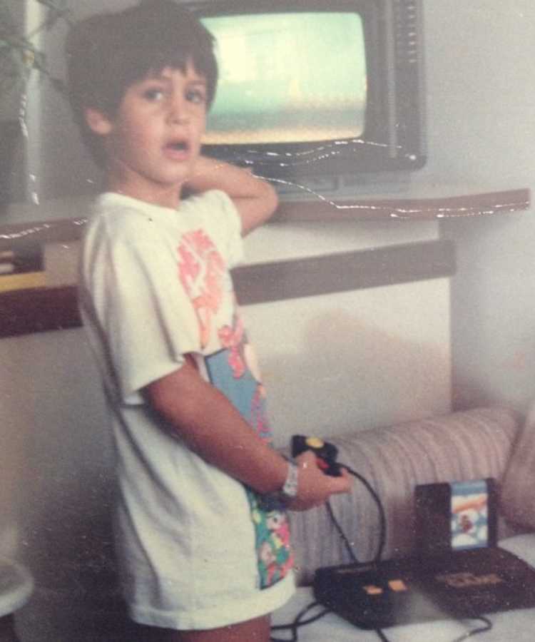 Cara de Sapato do Big Brother Brasil 23 quando criança, jogando video game.