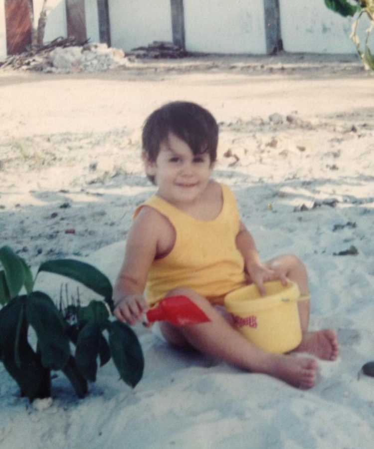 Cara de Sapato do Big Brother Brasil 23 quando neném, brincando com areia.