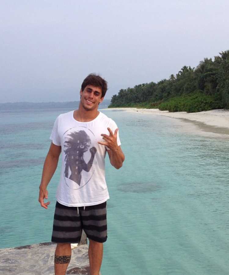 Antonio lutador do Big Brother Brasil 23 mais novo em praia.
