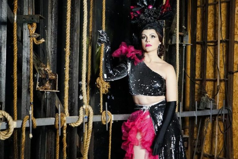 atriz renata ricci caracterizada como carmen miranda.