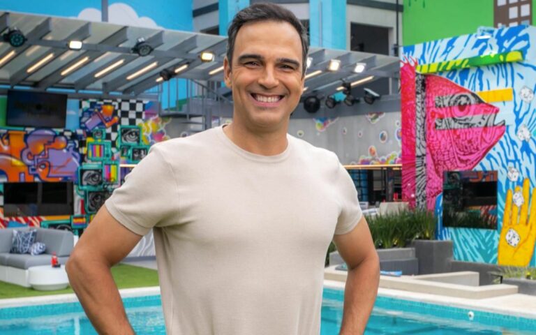Foto de Tadeu Schmidt sorrindo para ilustrar a matéria de como funciona a Prova do Líder do Big Brother Brasil