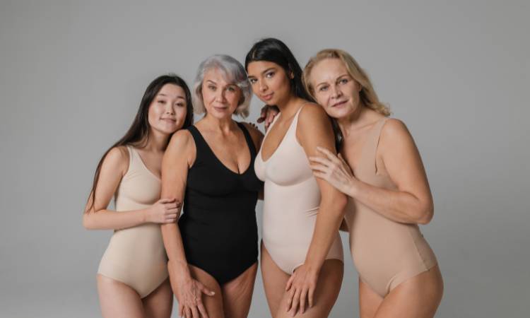 Mulheres com idades e corpos diferentes.