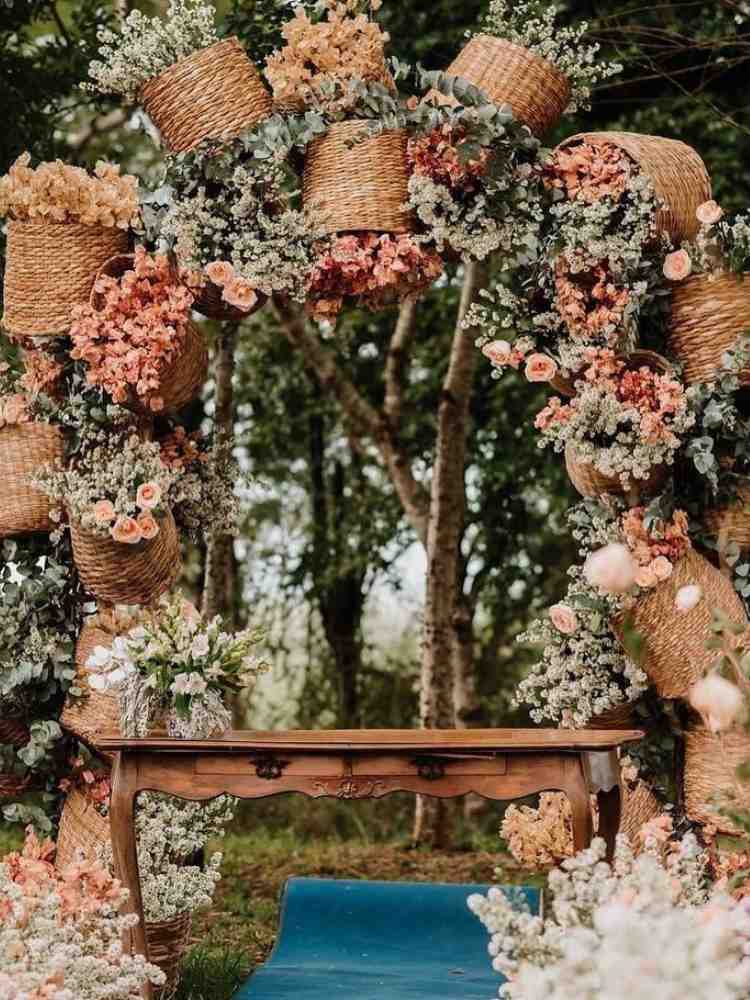 Decoração de casamento ao ar livre altar com cestas de flores.