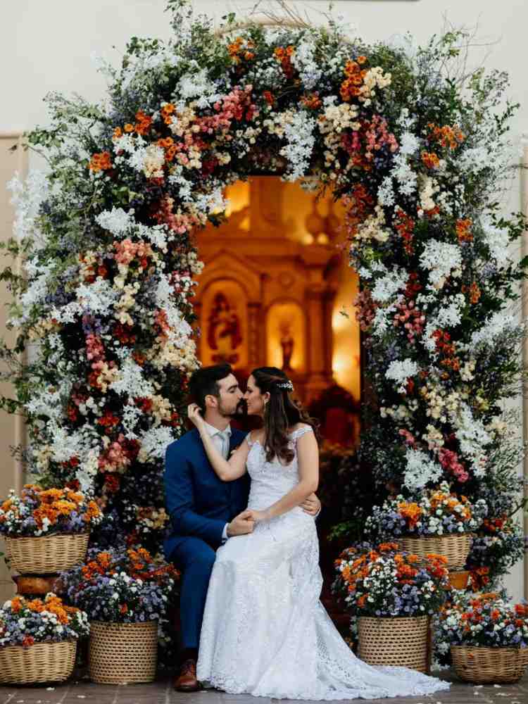 Decoração de casamento na igreja portal floral maximalista.