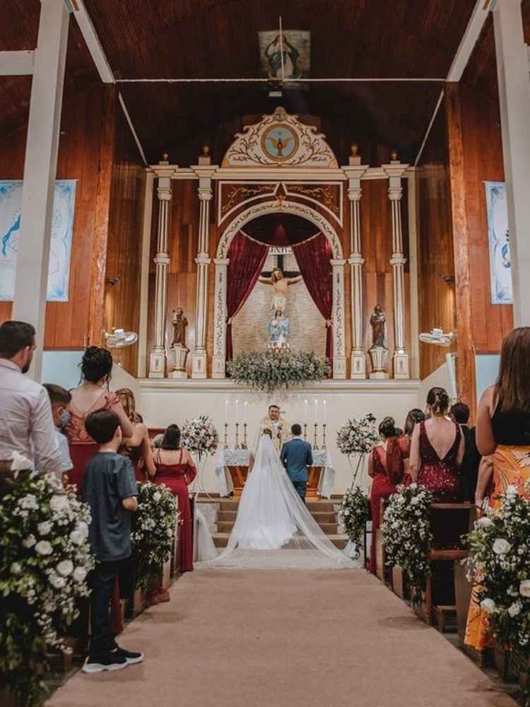 Decoração de casamento interior na igreja com flores brancas.