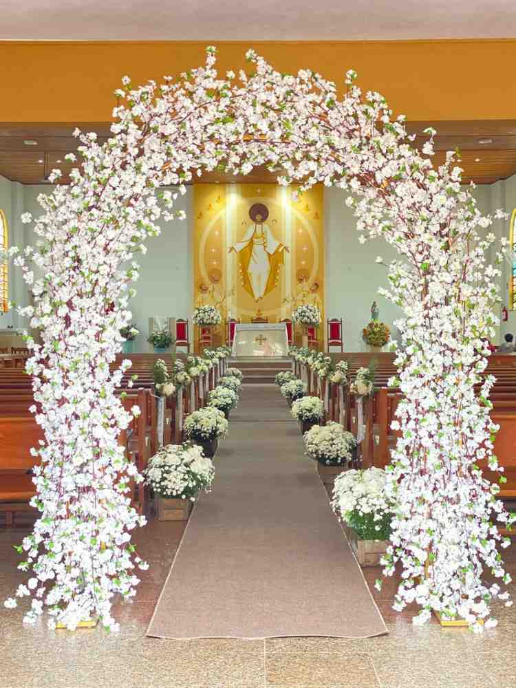 Decoração de casamento na igreja portal floral maximalista branco.