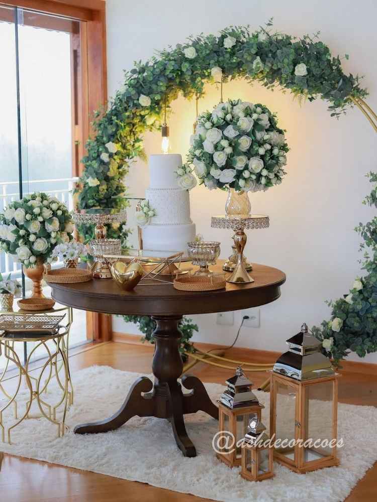 Decoração para mini casamento de mesa de bolo com flores brancas.