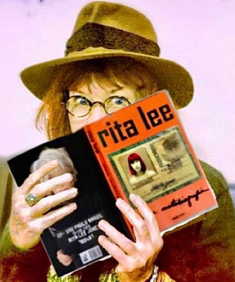 Rita Lee segurando seu livro autoral.