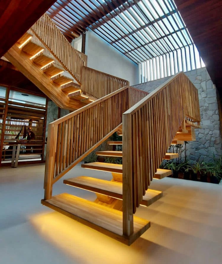 Escada e guarda-corpo de madeira.