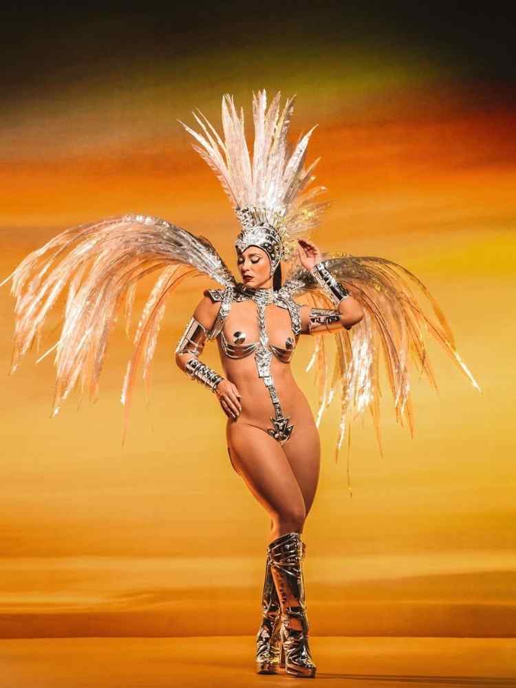 Paolla Oliveira com fantasia metálica no Carnaval 2023