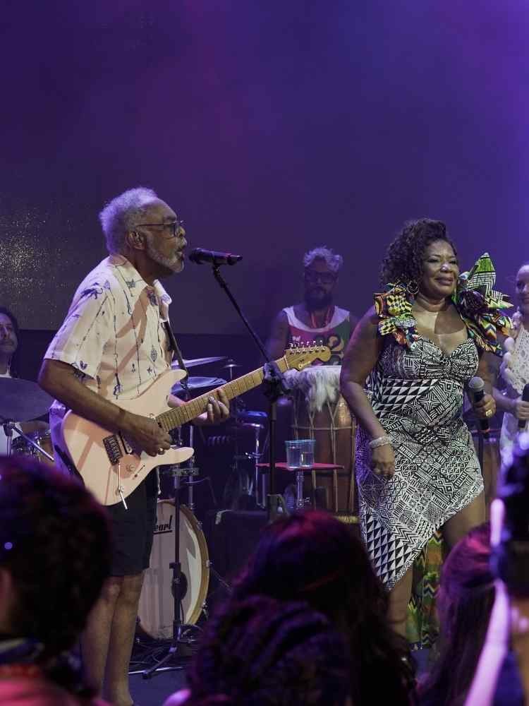 Gilberto Gil e Margareth Menezes cantando em palco no Carnaval 2023.