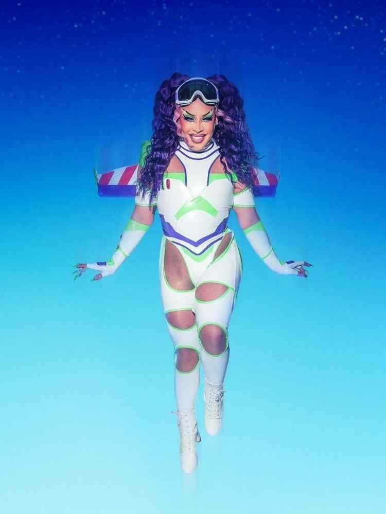 Gloria Groove fantasiada de Buzz Lightyear no Carnaval 2023. 
