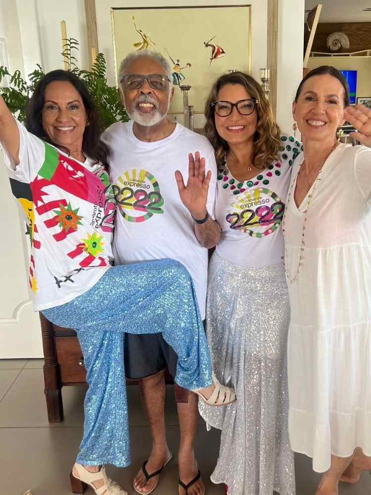 Janja, 1ª dama no Carnaval 2023 em Salvador, ao lado de Gilberto Gil e outros amigos.