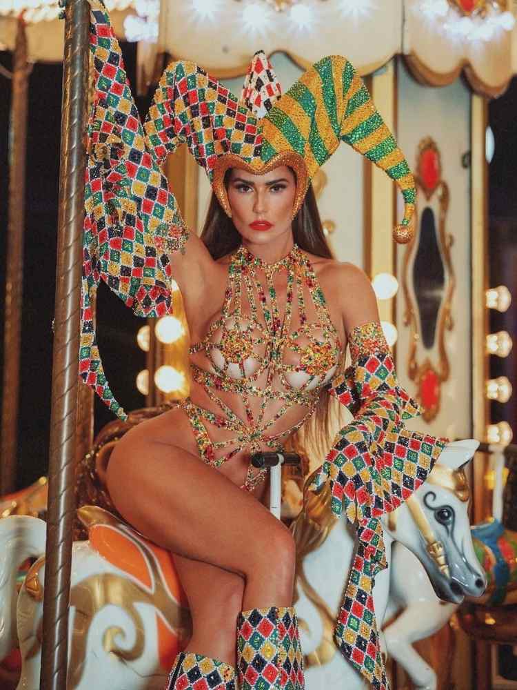 Deborah Secco com fantasia de coringa no Carnaval 2023