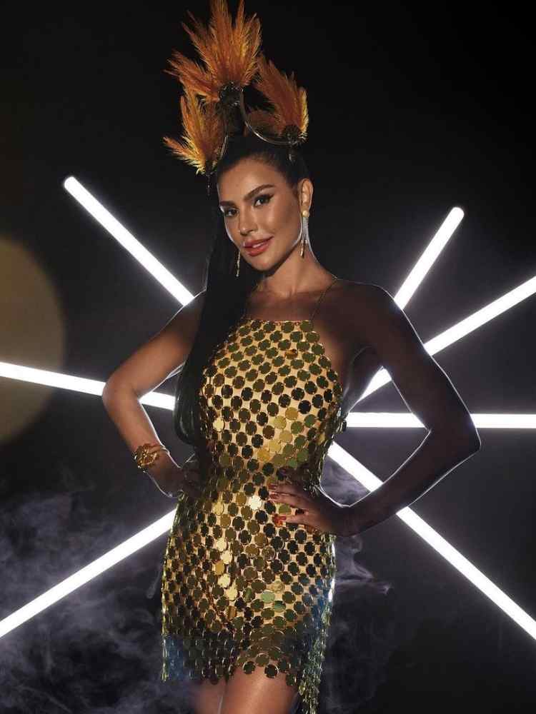 Cintia Chagas com look de lantejoulas no Carnaval 2023