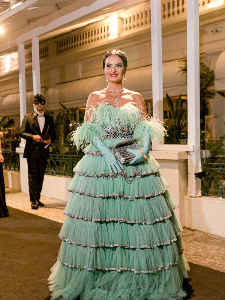 Copacabana Palace retoma Baile de Carnaval mais icônico do Rio de Janeiro: look vestido volumoso verde menta.