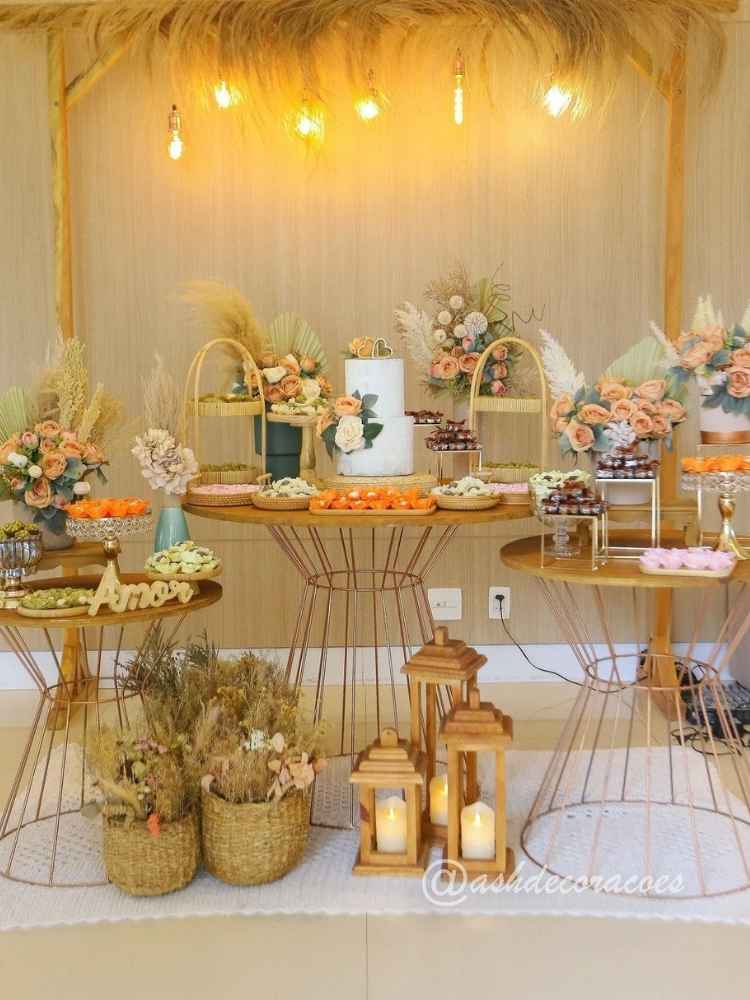 Decoração de mesa de bolo para casamento simples e elegantes com doces e rosas em tom rosa salom.