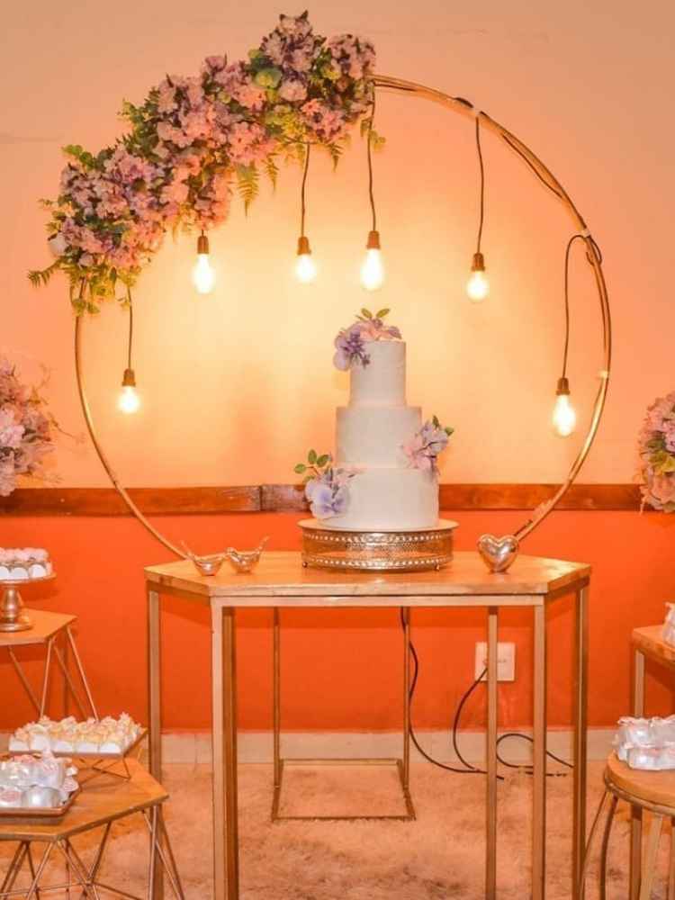 Decoração de mesa de bolo para casamento simples.
