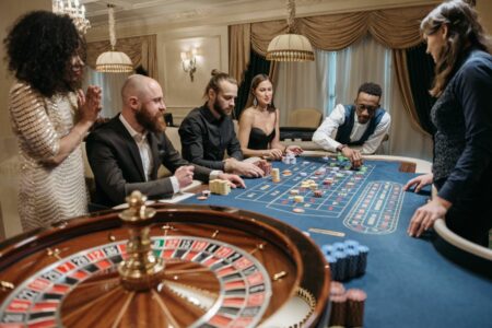 pessoas bem vestidas em festas com tema de cassino