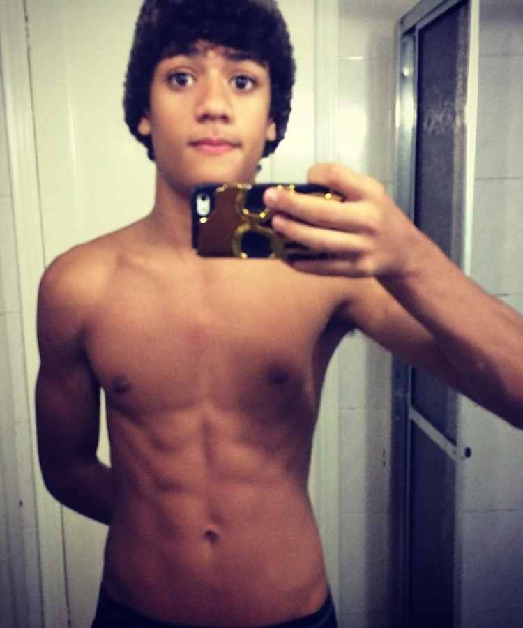 Gabriel Mosca do BBB 23 de touca e sem camisa em selfie no espelho.