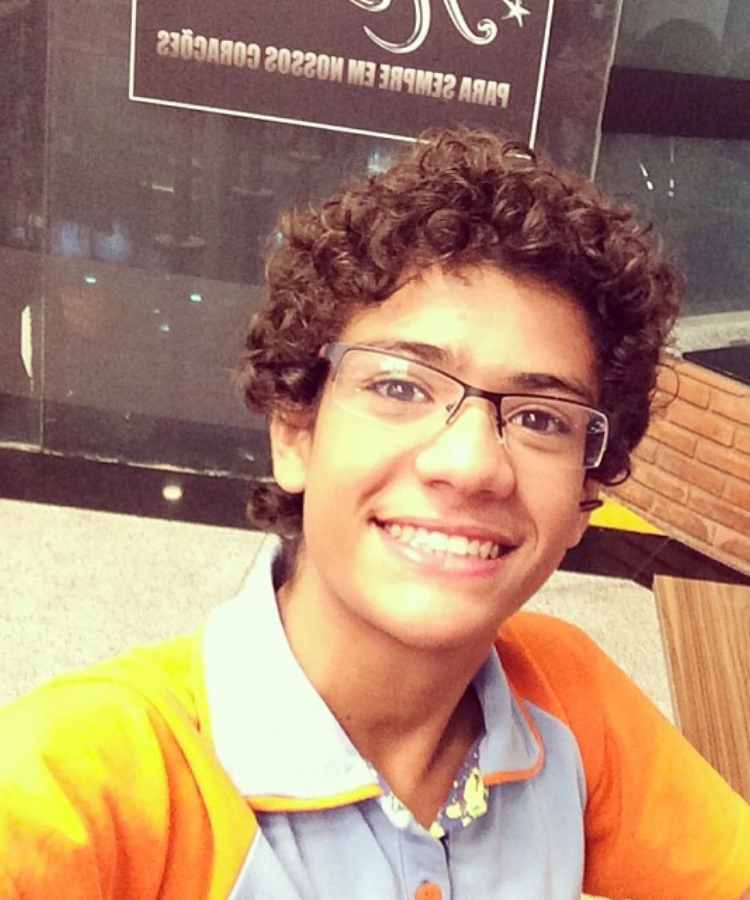 Gabriel Mosca do BBB 23 de óculos e uniforme da novela Chiquititas aos 14 anos.