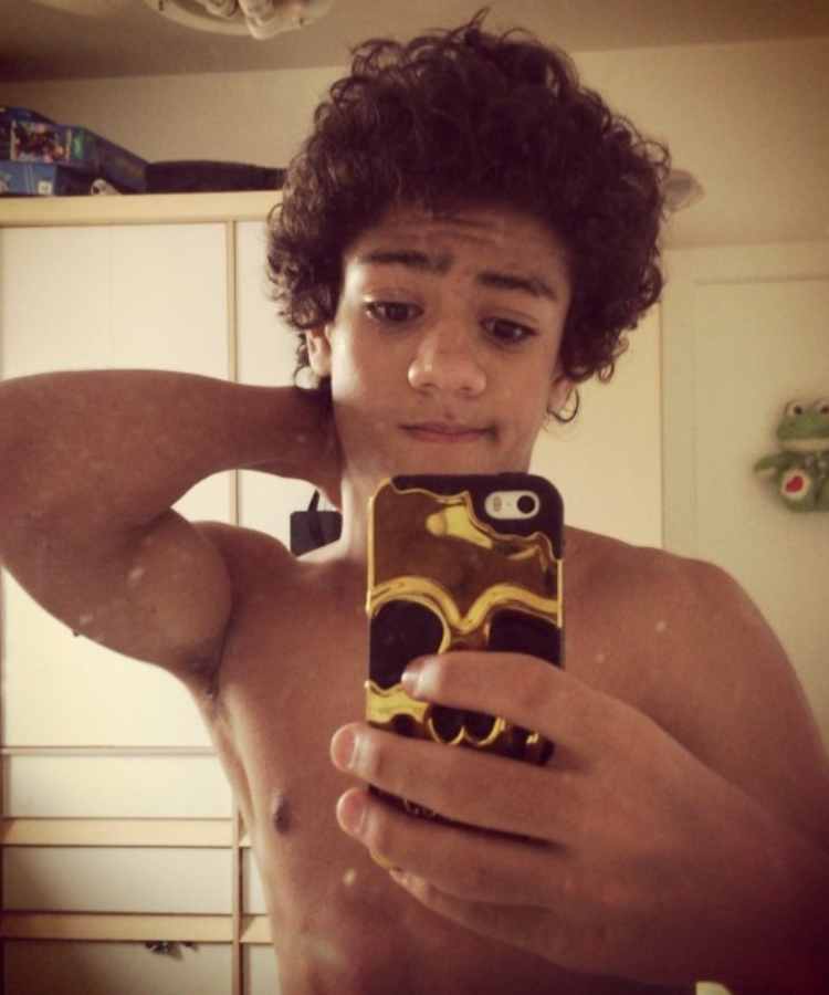 Gabriel Mosca do BBB 23 aos 14 anos sem camisa em foto no espelho.