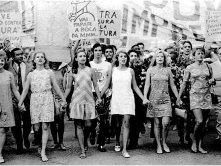 Na foto, protesto de mulheres em São Paulo, durante o ápice da ditadura militar. Na linha de frente as atrizes Eva Todor, Tônia Carrero, Eva Wilma, Leila Diniz, Odete Lara e Norma Bengell.