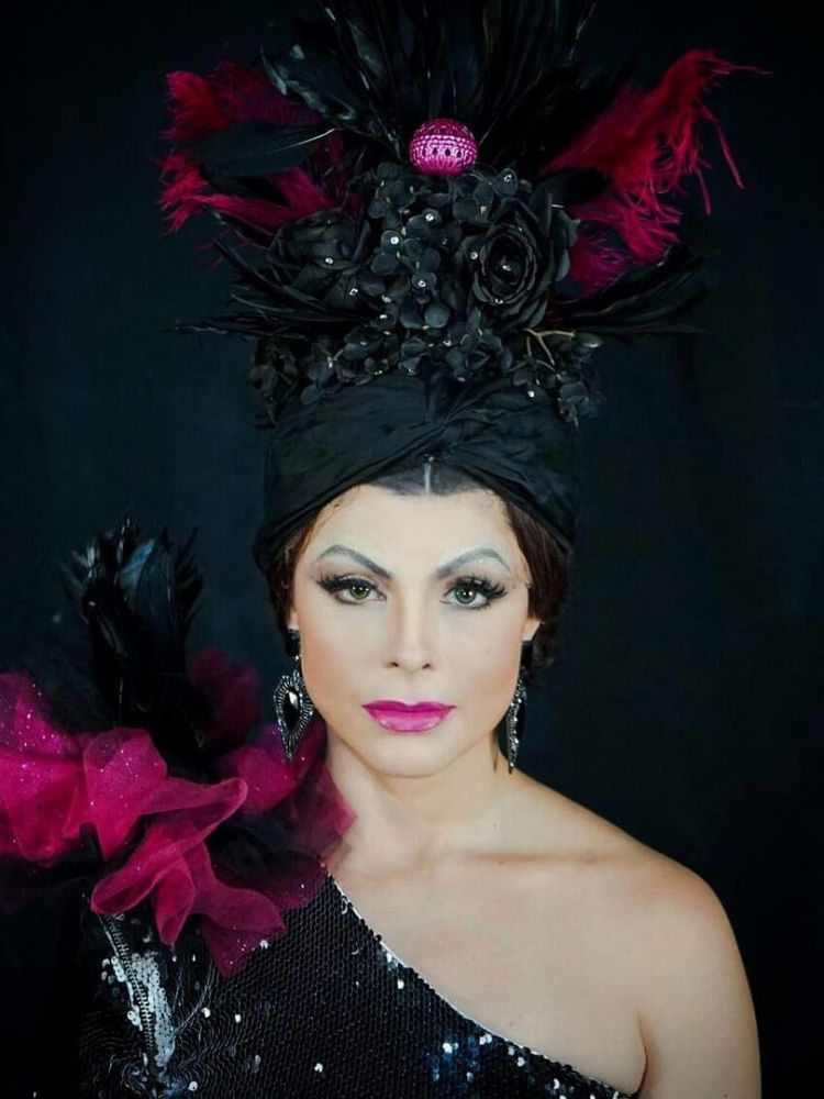 foto da atriz Renata Ricci caracterizada como Carmen Miranda. 