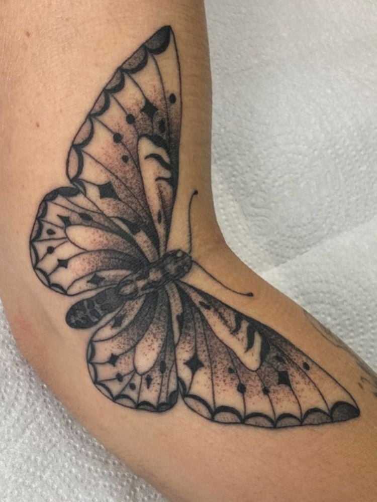 Foto de tatuagem de borboleta no braço.