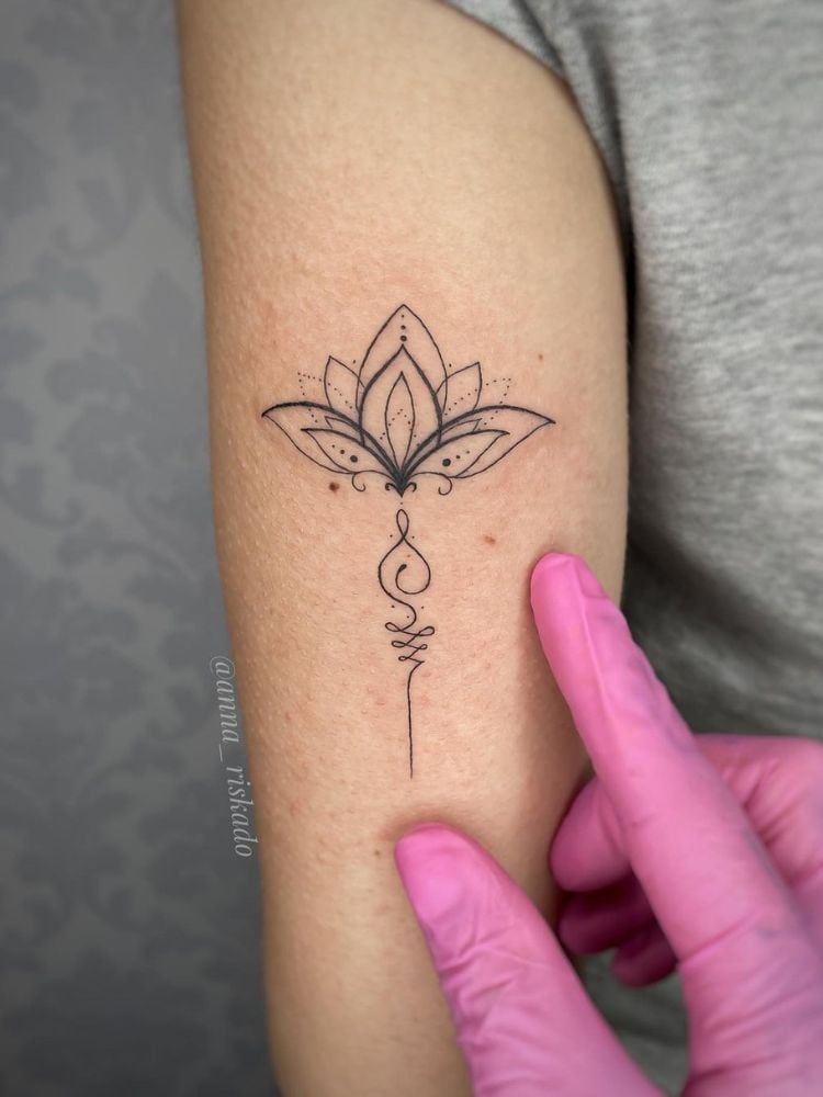 Foto de tatuagem flor de Lótus no braço.