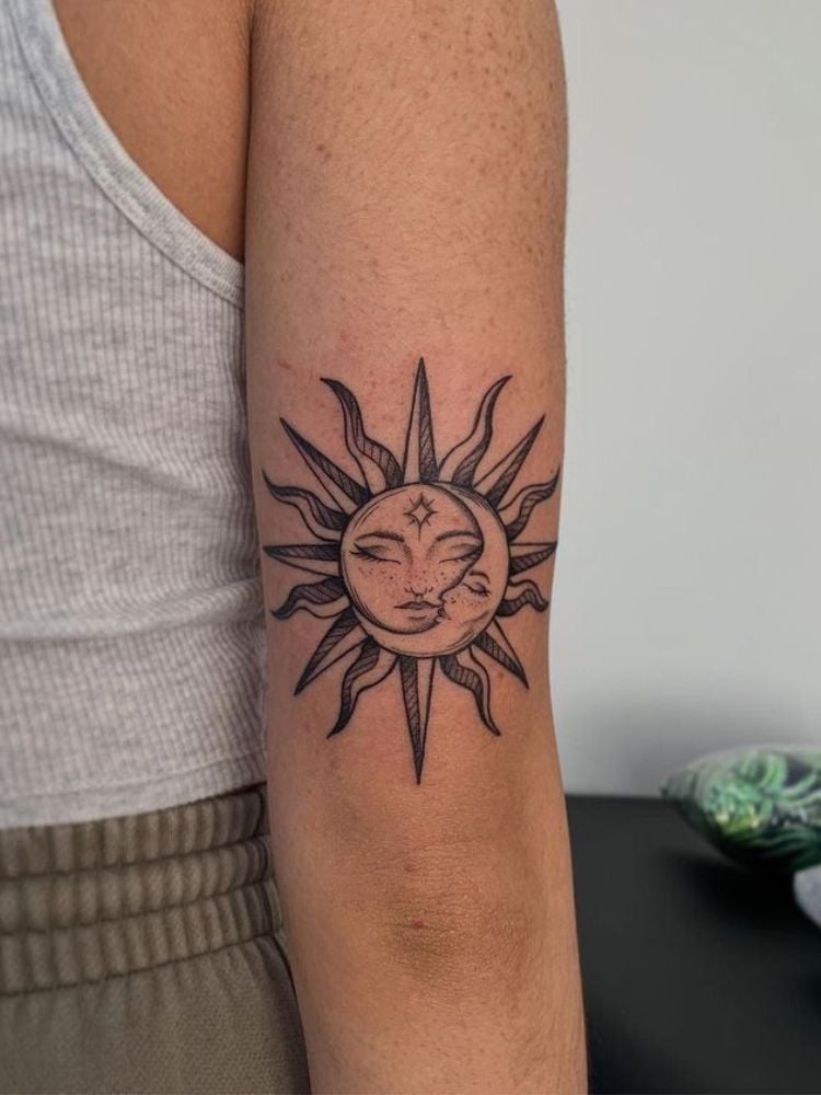 Foto de tatuagem com o sol e a lua.