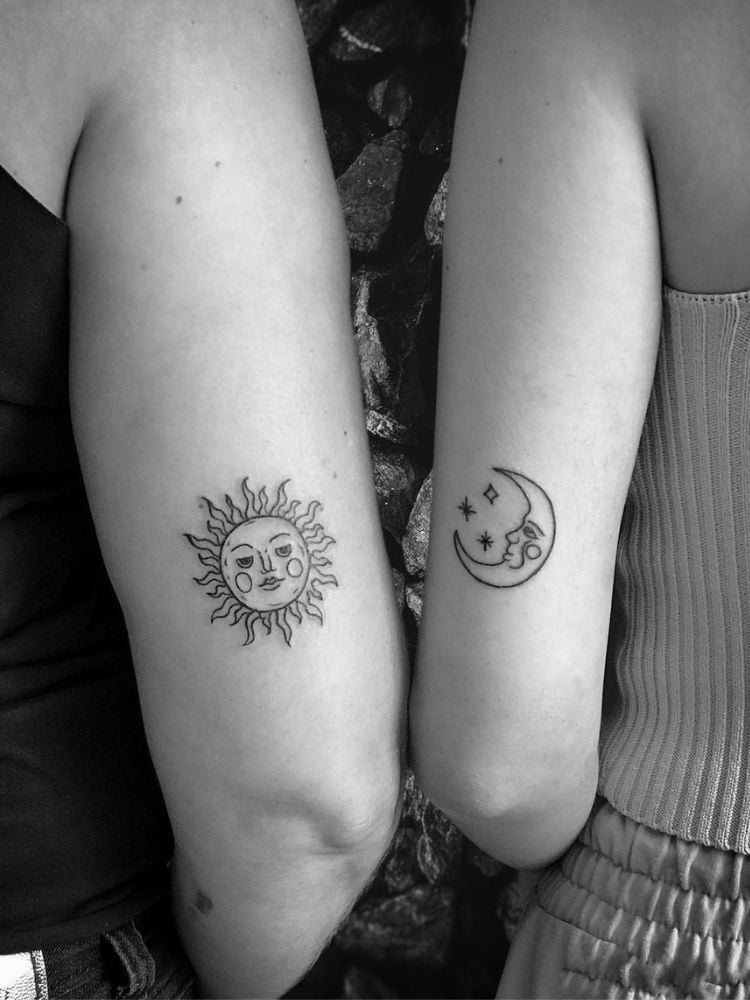 tatuagem em conjunto de sol e lua, cada uma em pessoas diferentes. 