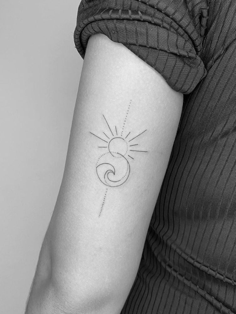 Foto de tatuagem do sol e onda do mar.