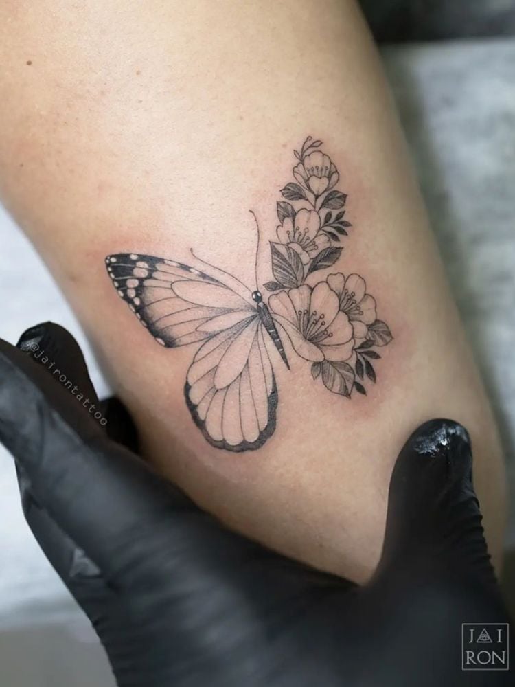 Foto de tatuagem de borboleta no braço.