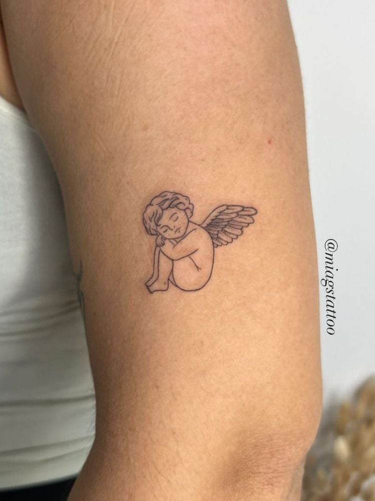 Tatuagem pequena de anjo no braço. 
