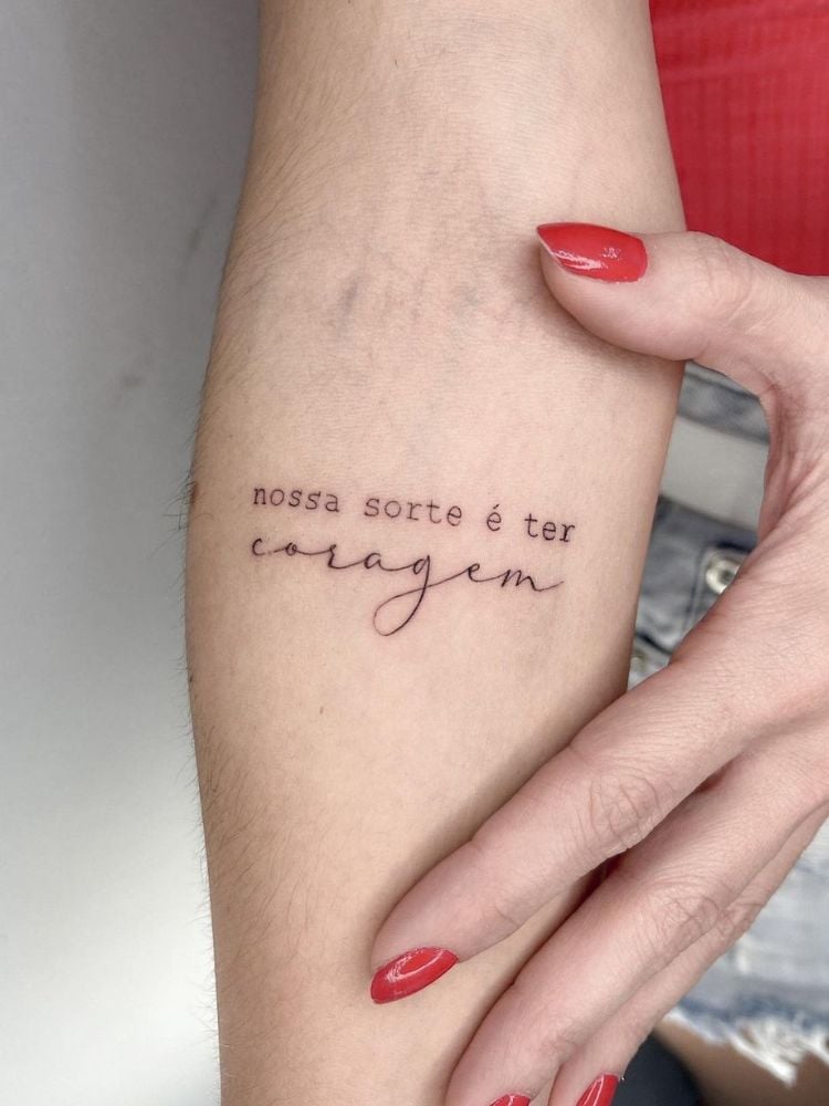 foto de tatuagem da frase "nossa sorte é ter coragem"