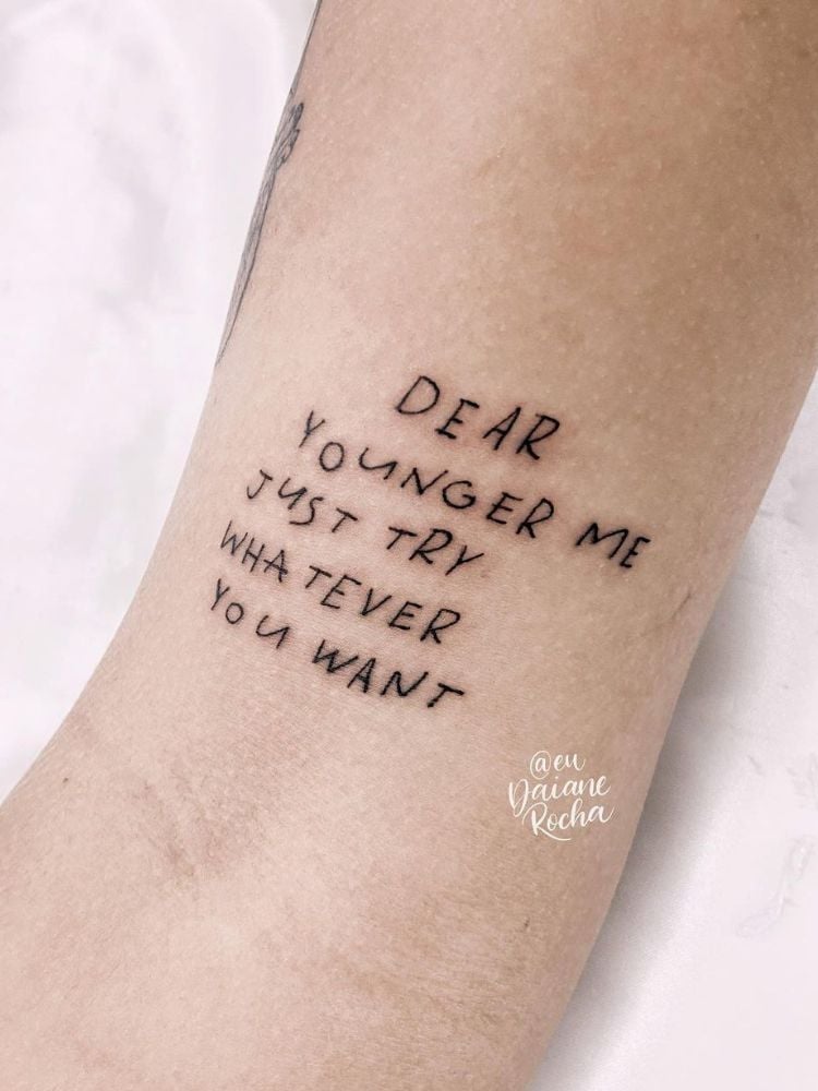 tatuagem com a frase "dear younger me just try whatever you want".