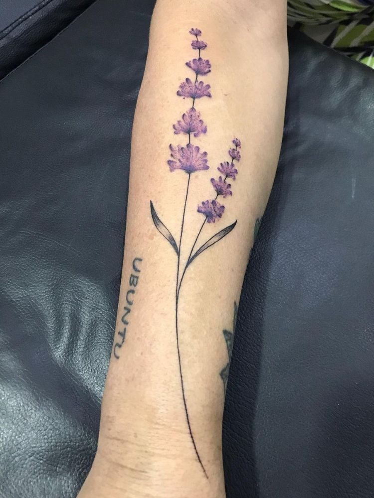 Foto de tatuagem com flor de alfazema. 