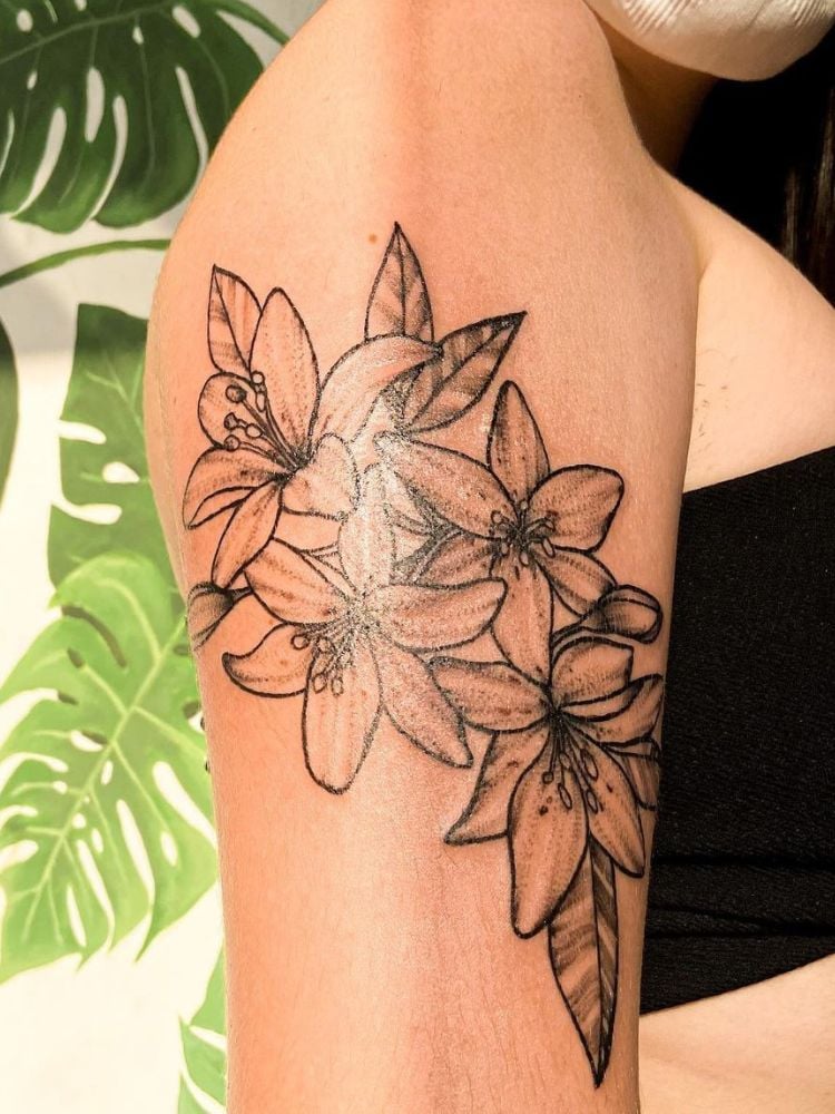 Foto de braço com tatuagem da flor do amor. 
