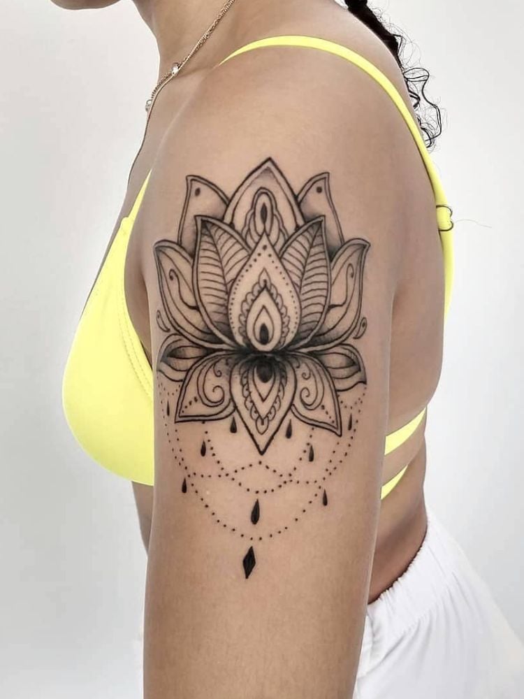 Foto de tatuagem flor de Lótus no braço.