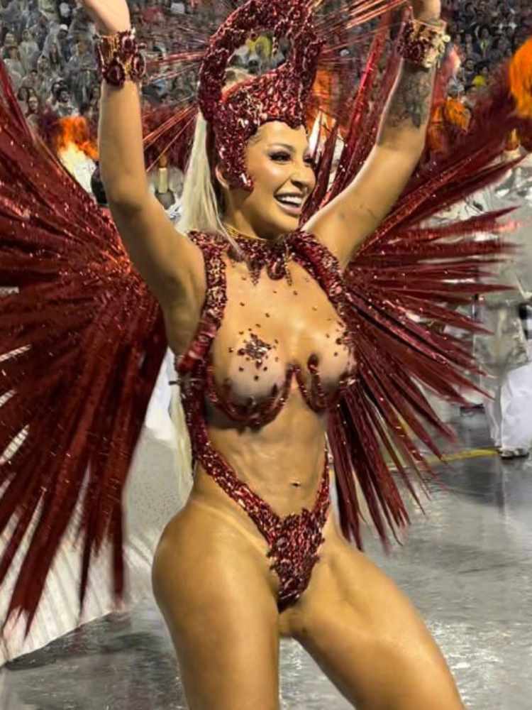 Ingrid Mantovani, Rainha de Bateria da X-9 Paulistana, desfilando no Carnaval 2023.