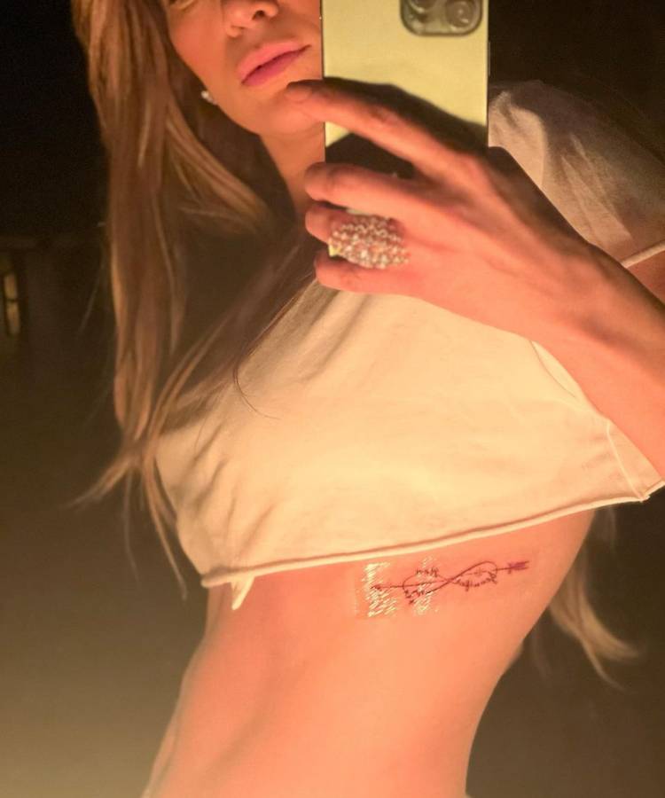 Jennifer Lopez com tatuagem de casal.
