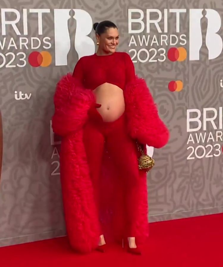 Jessie J grávida com look vermelho no BRIT Awards 2023.