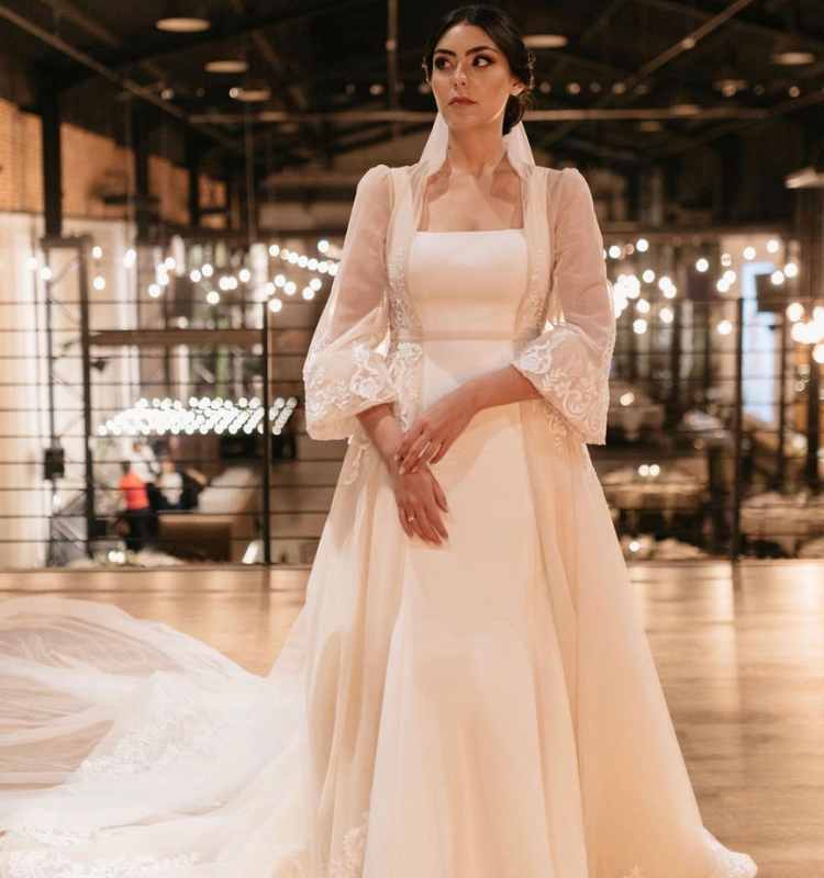 Foto de mulher usando vestido de noiva, o que está em alta casamento.